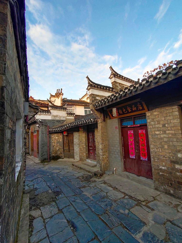 深色衣服机洗后留下的白色斑块是什么？怎么去除？